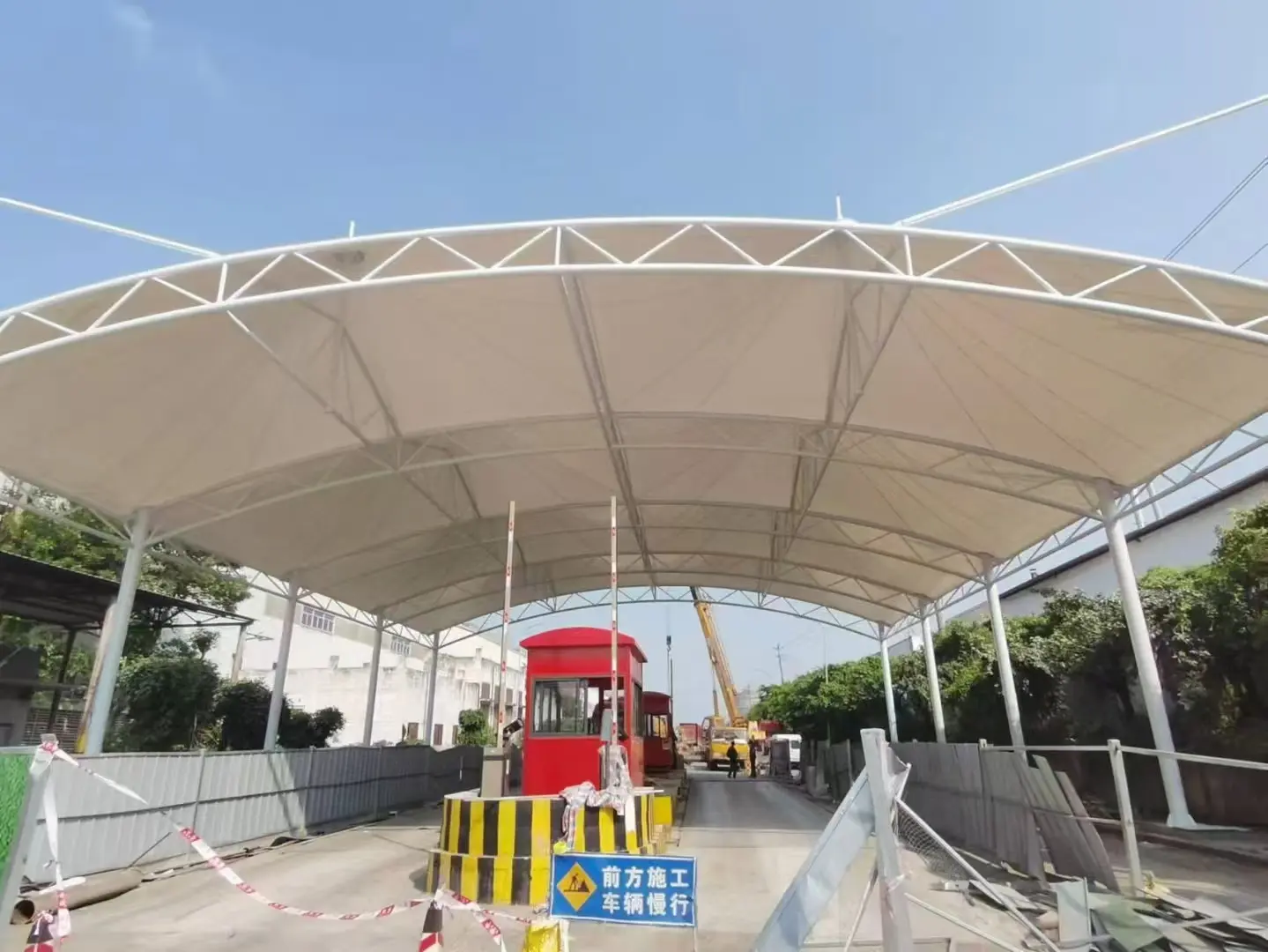 【贵州江口雨棚】怎么选择【源头工厂】：解决雨棚建造盲目选择的选型标准